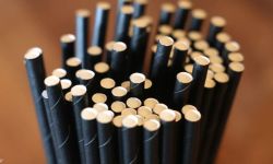 ترامب يخالف بايدن.. ويتعهد بحظر "المصاصات الورقية"!